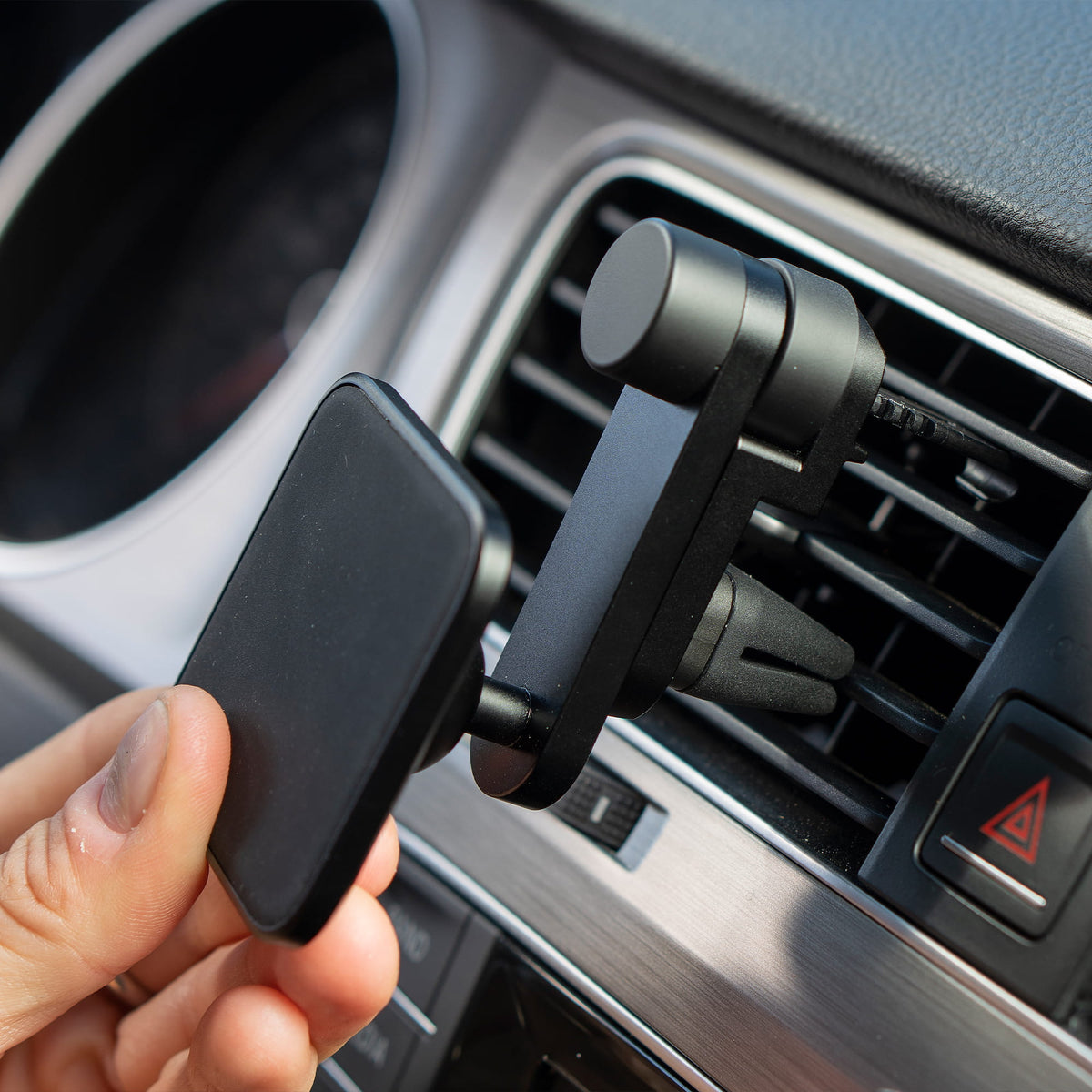Peak Design Mobile Car Mount Vent v2 - Qi2 Charging product detail and lifestyle image | Peak Design Australia | CameraHUB