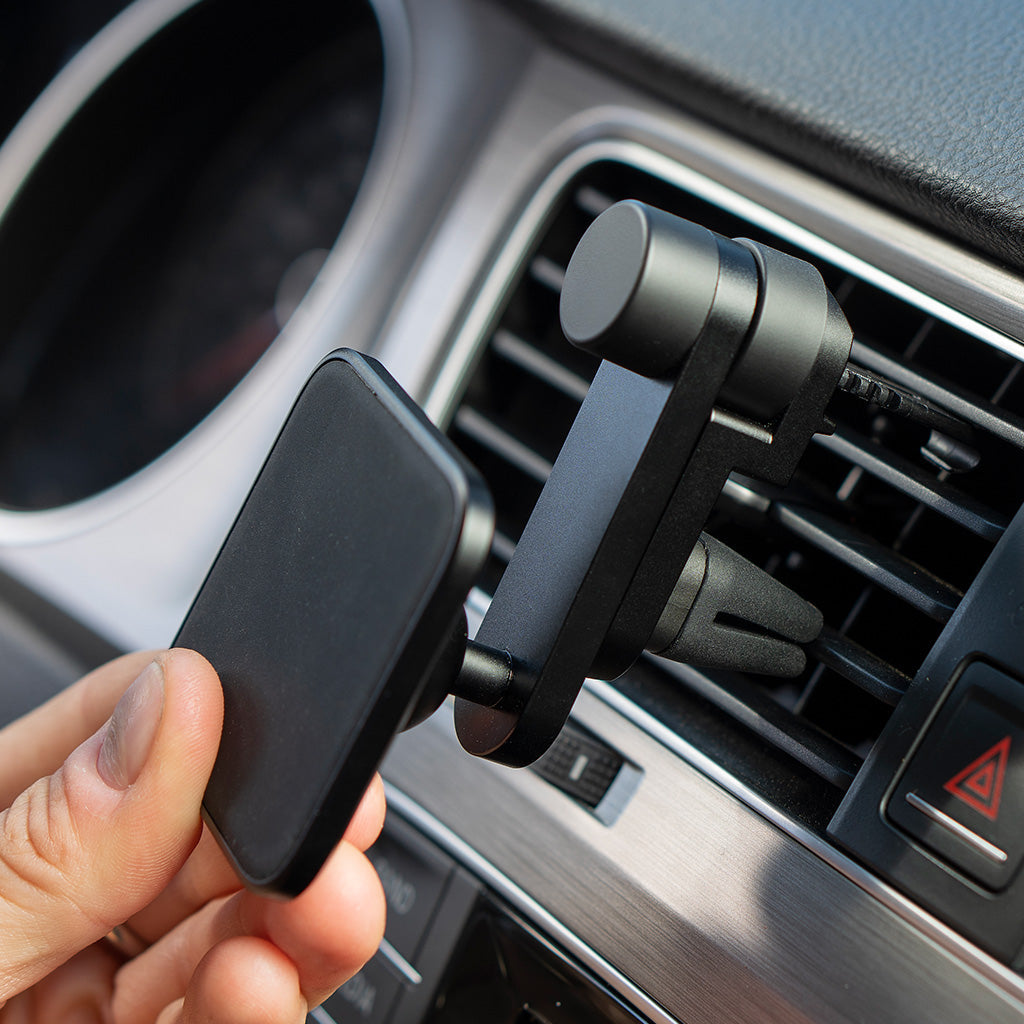 Peak Design Mobile Car Mount Vent Non-Charging in use