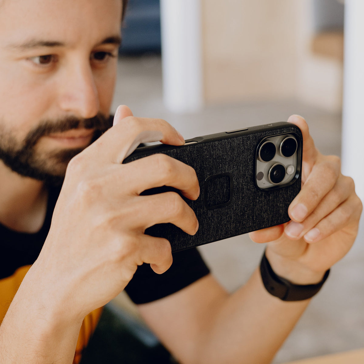 Peak Design Mobile Everyday Case lifestyle and product image | Peak Design Australia