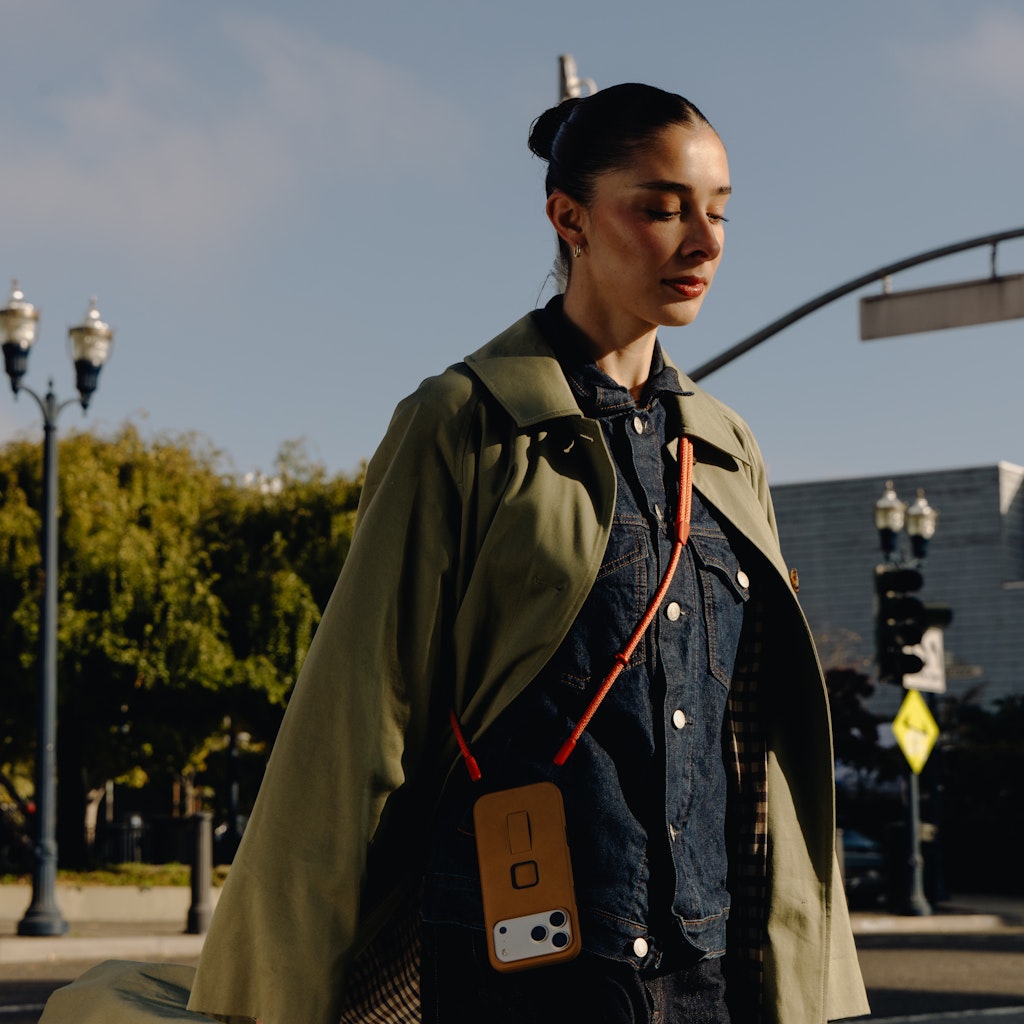 Peak Design Mobile Crossbody Strap Ibis city lifestyle