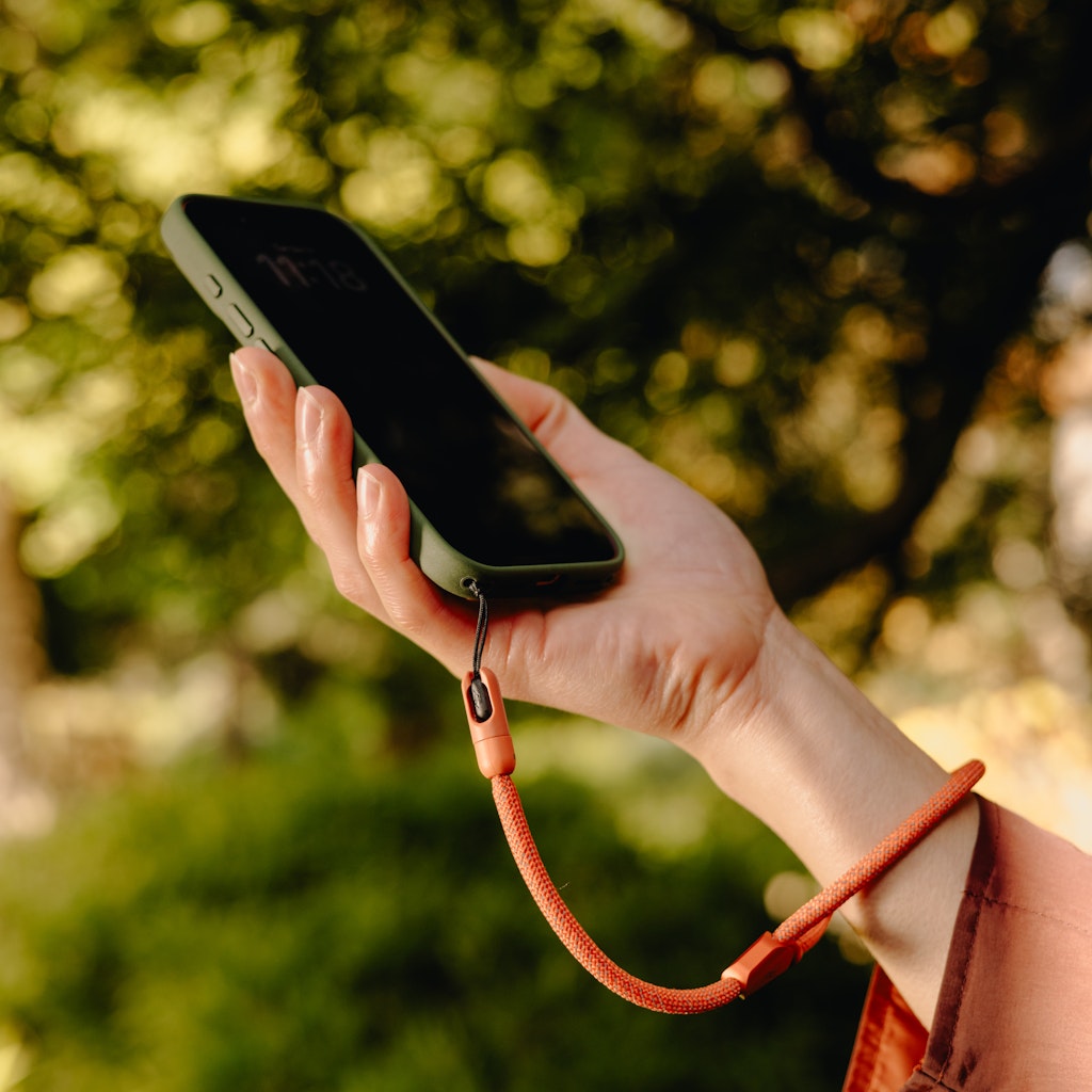 Peak Design Mobile Cuff Ibis attached to smartphone