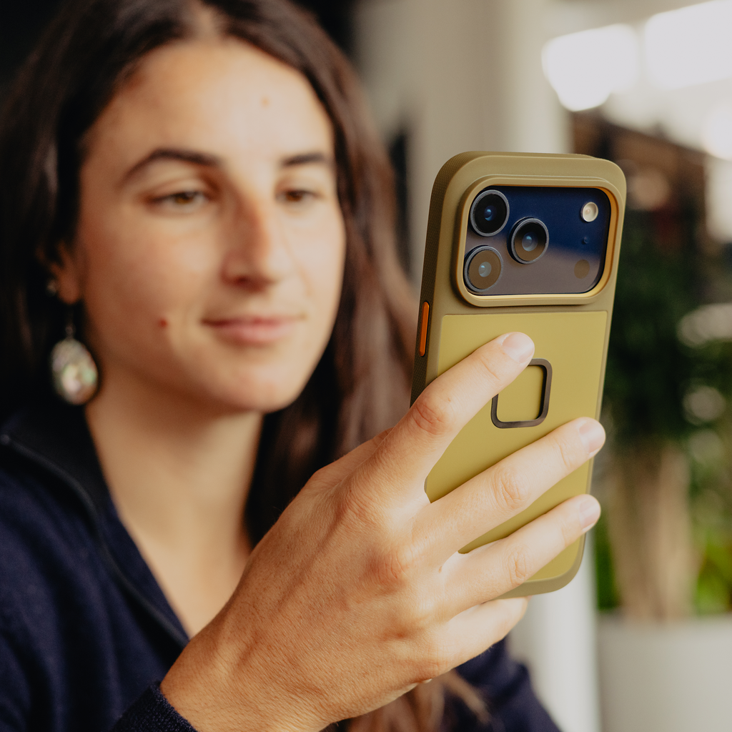 Peak Design GNAR Case iPhone 17 Pro Kelp lifestyle